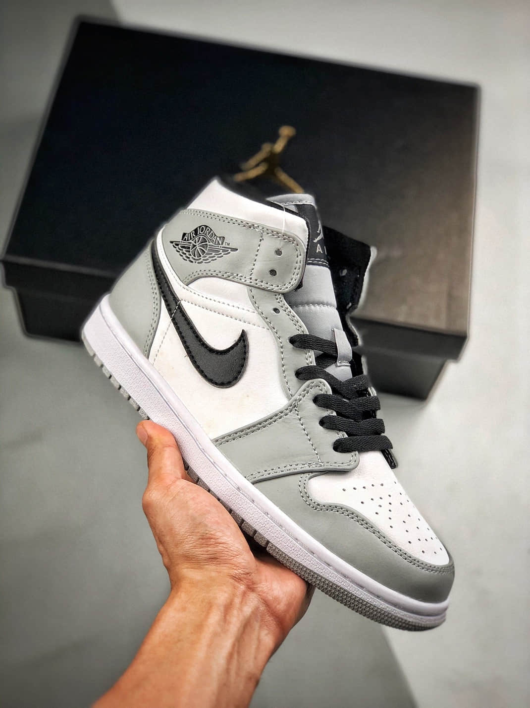 4足 jordan mid smoke grey グレー